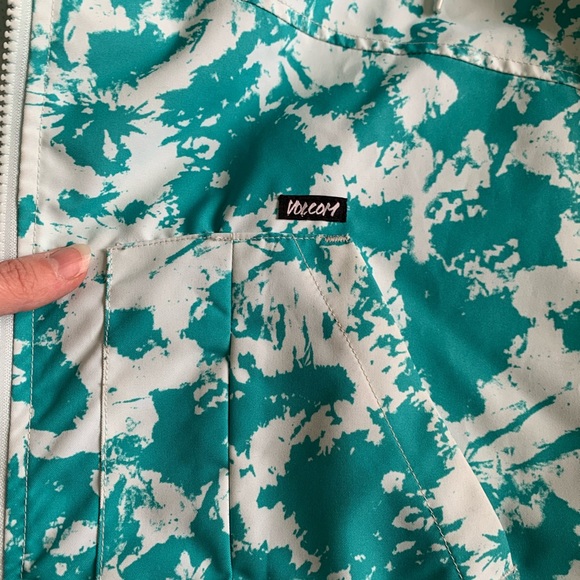 Volcom blue and white wind breaker - Picture 5 of 7
